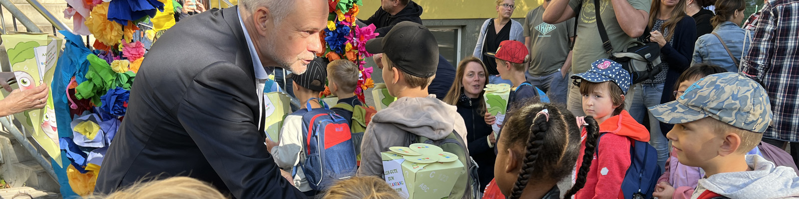 Schultütenübergabe durch Bürgermeister Thomas Schmidt. Foto: Stadt Teltow